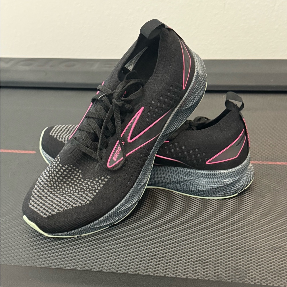 Brooks Women’s Black Athletic Shoes with Pink Trim - Levitate StealthFit 6